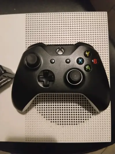 Consola Xbox One S con control y cargador - miniatura 3