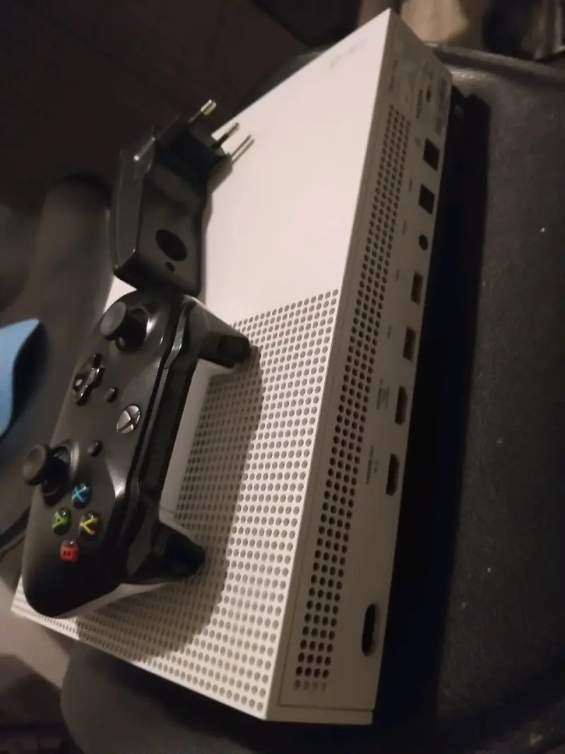 Consola Xbox One S con control y cargador - 6