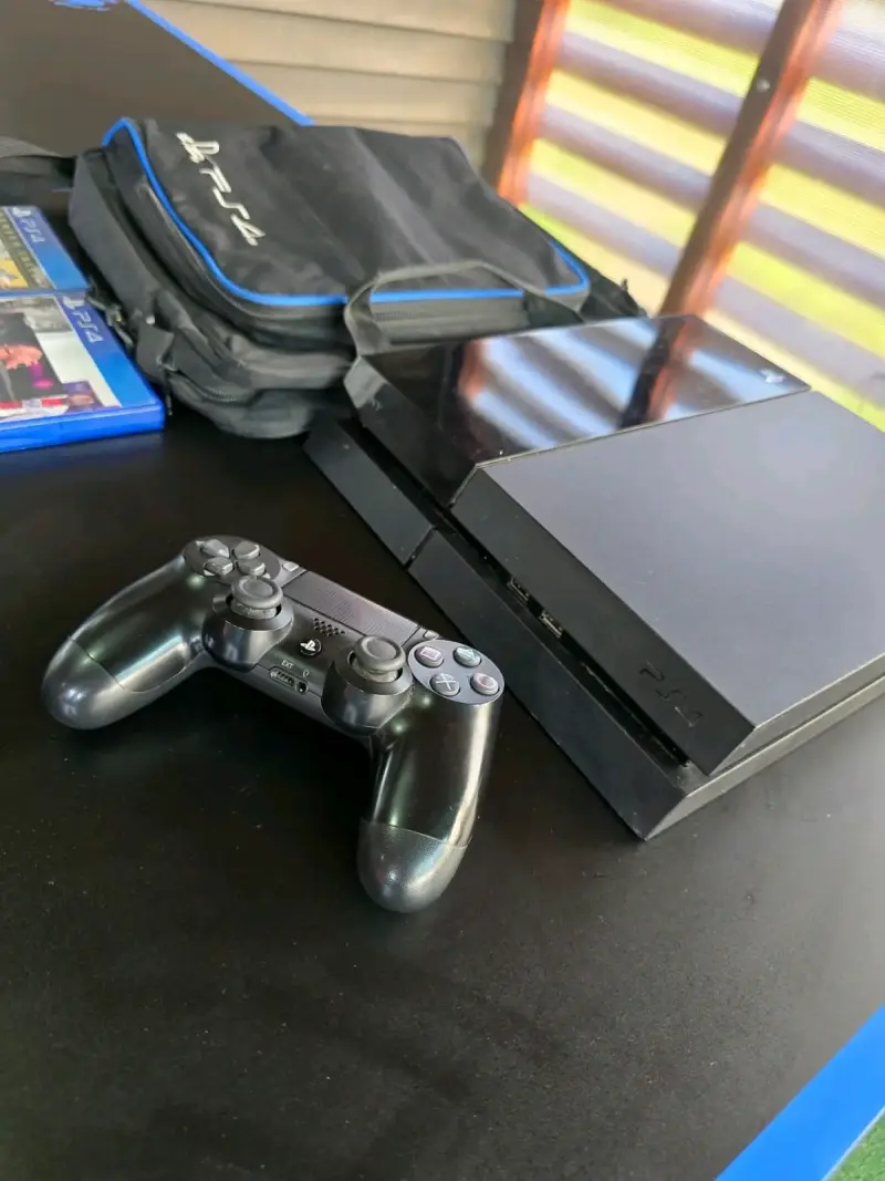 Consola PS4 con juegos y control - 2