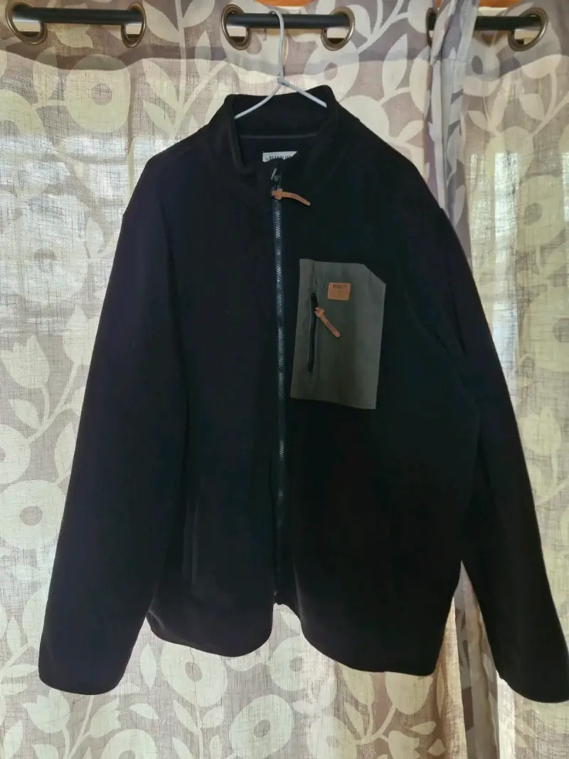Chaqueta negra con cierre y bolsillo