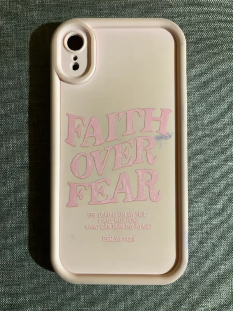 Funda para iPhone XR con diseño 'Faith Over Fear' - 1