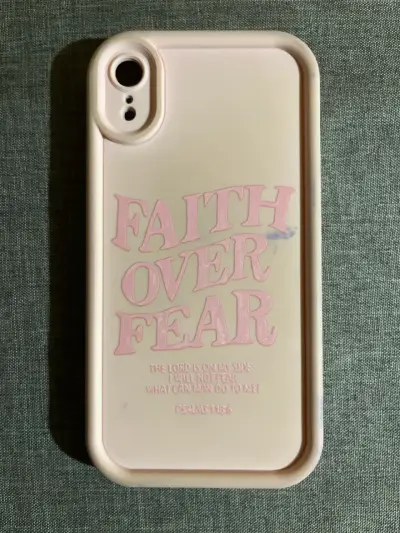 Funda para iPhone XR con diseño 'Faith Over Fear' - miniatura 1