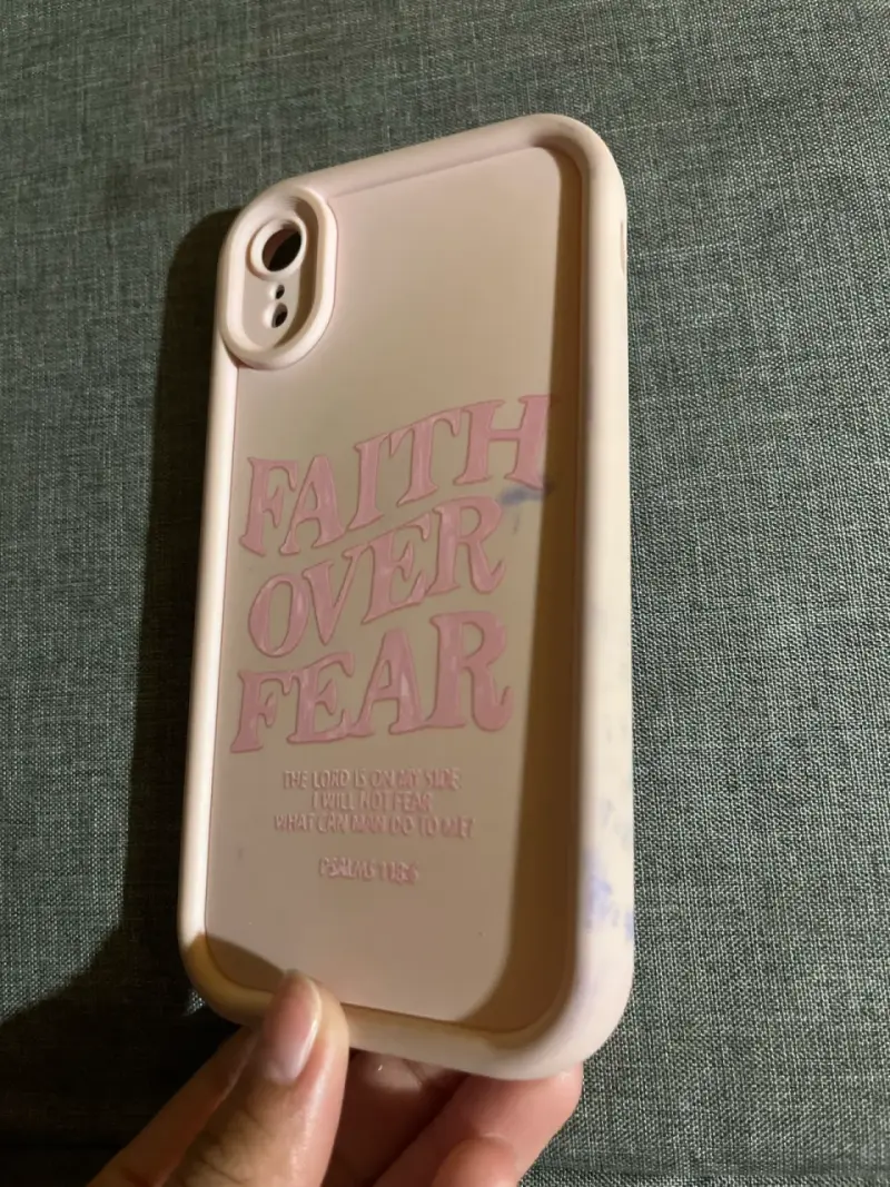 Funda para iPhone XR con diseño 'Faith Over Fear' - 3