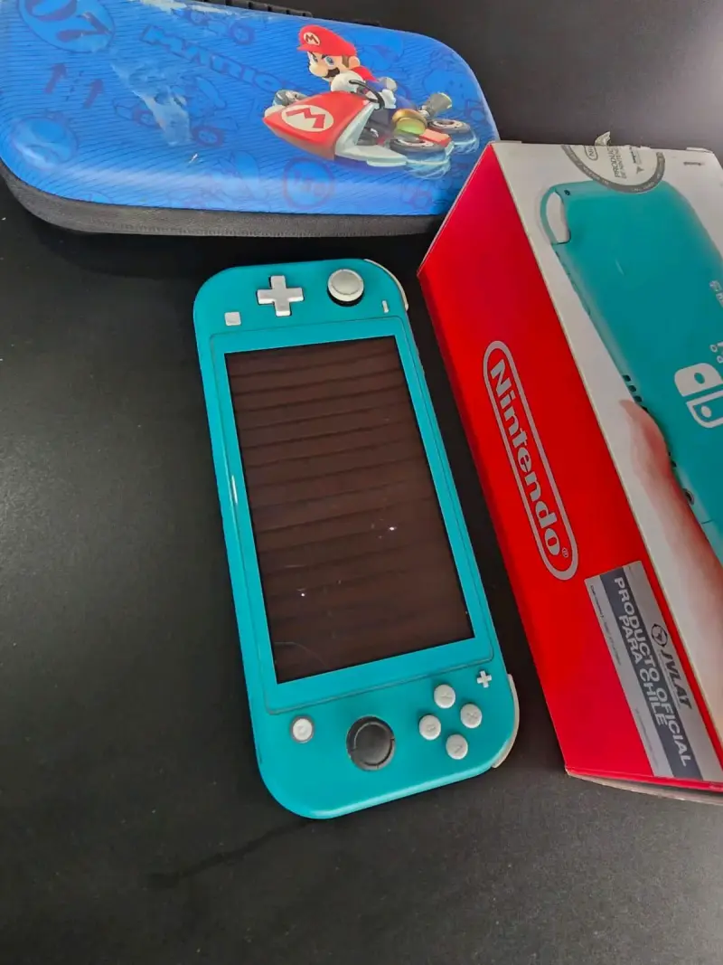 Nintendo Switch Lite turquesa con estuche de Mario - 1