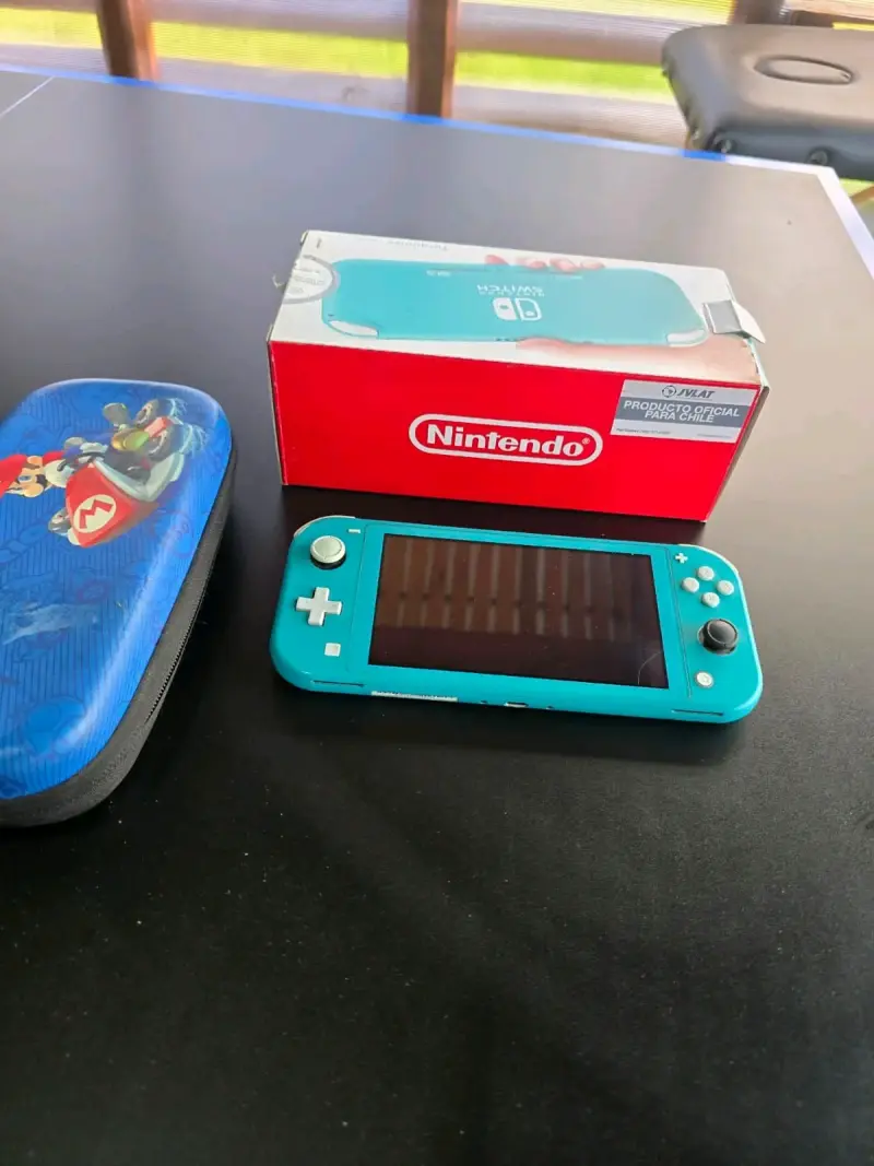Nintendo Switch Lite turquesa con estuche de Mario - 2