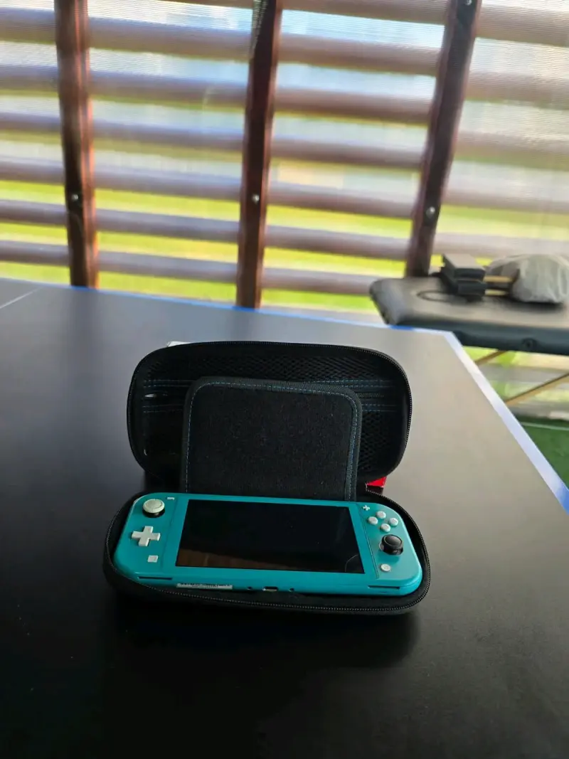 Nintendo Switch Lite turquesa con estuche de Mario - 3