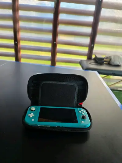 Nintendo Switch Lite turquesa con estuche de Mario - miniatura 3