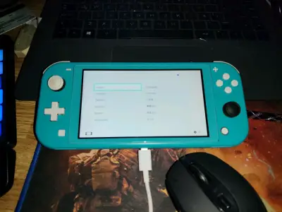 Nintendo Switch Lite turquesa con estuche de Mario - miniatura 5