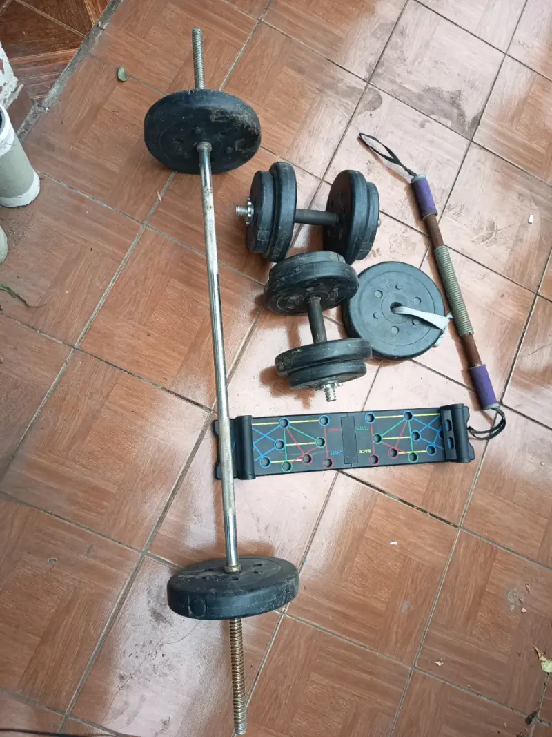 Set de pesas con barra y mancuernas tabla de flexi - 1