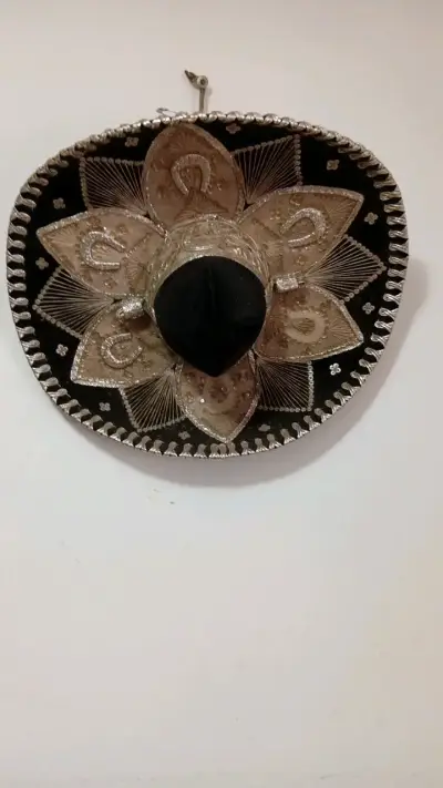 Sombrero charro mexicano negro con bordados plateados - miniatura 1