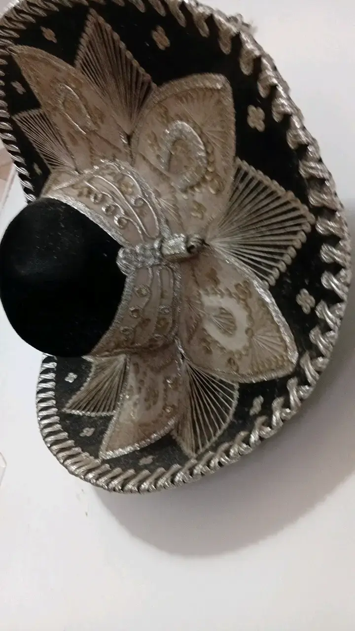 Sombrero charro mexicano negro con bordados plateados - 3