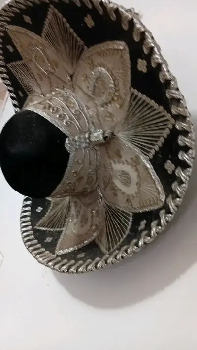 Sombrero charro mexicano negro con bordados plateados - miniatura 3