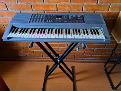 Teclado Casio CTK-550 con soporte - miniatura 1