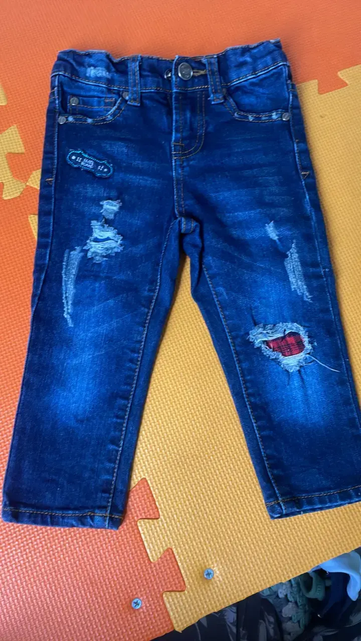 Jeans de bebé con diseño desgastado - 1