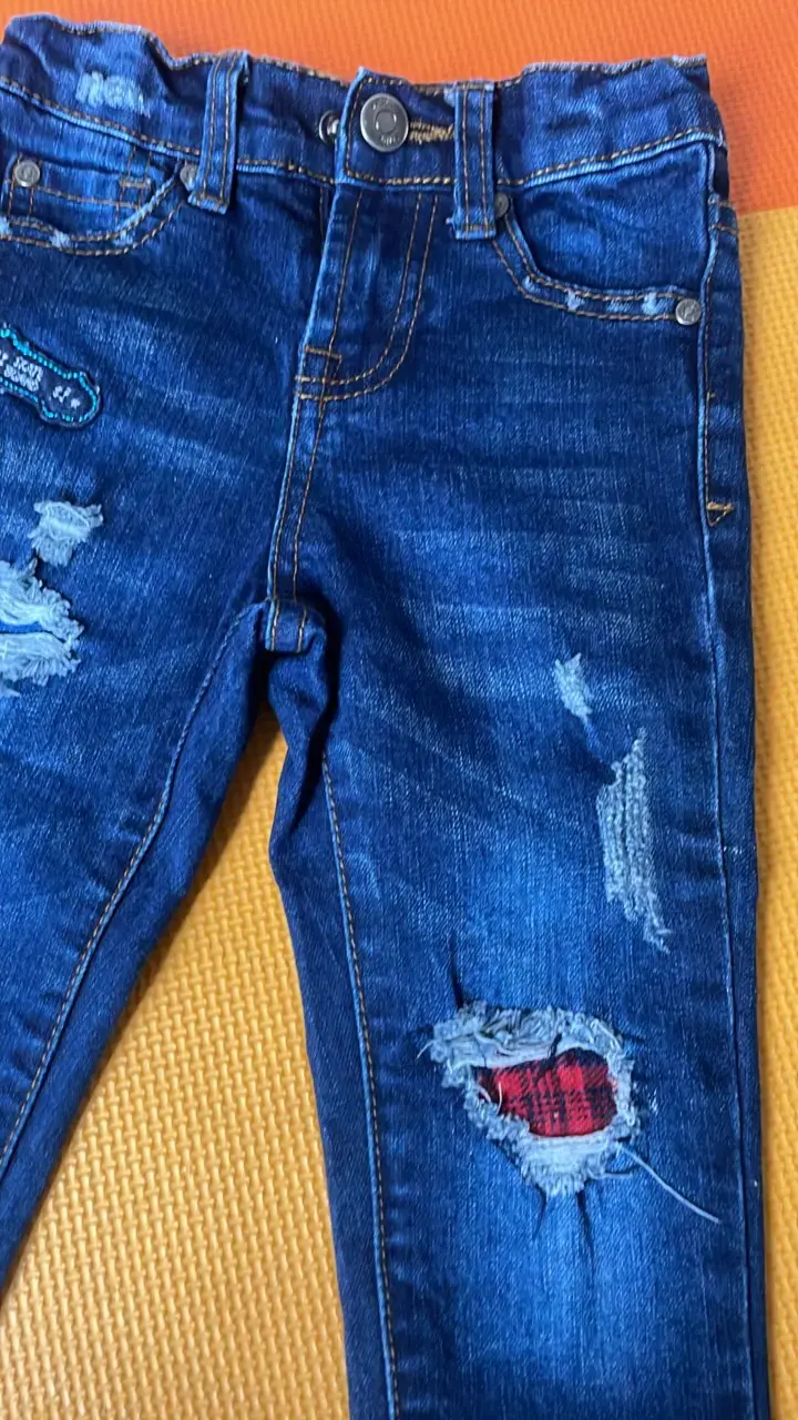 Jeans de bebé con diseño desgastado - 2