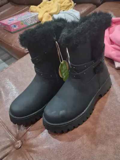Botas negras de invierno con forro de piel sintética - miniatura 2