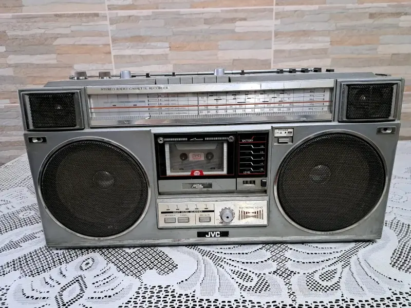 Radio cassette vintage JVC con altavoces integrados - 1