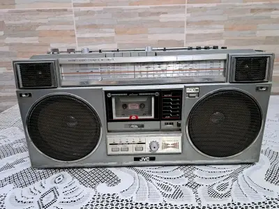 Radio cassette vintage JVC con altavoces integrados - miniatura 1
