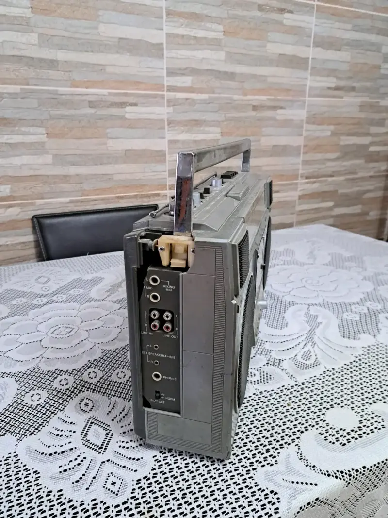 Radio cassette vintage JVC con altavoces integrados - 2
