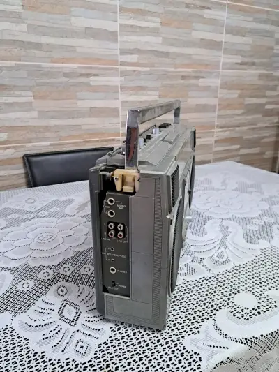 Radio cassette vintage JVC con altavoces integrados - miniatura 2