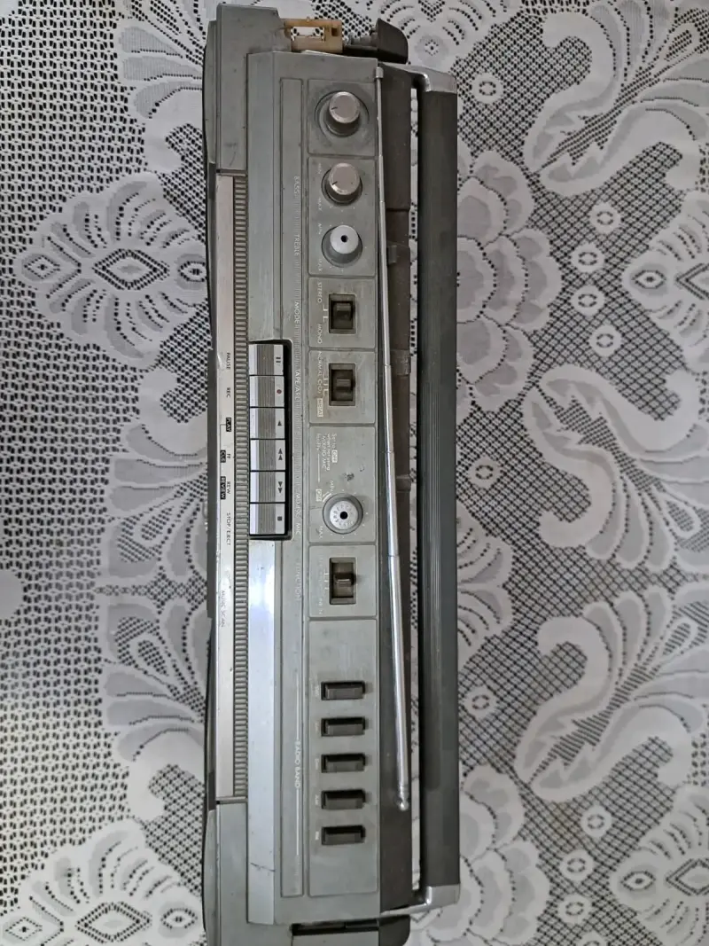 Radio cassette vintage JVC con altavoces integrados - 3