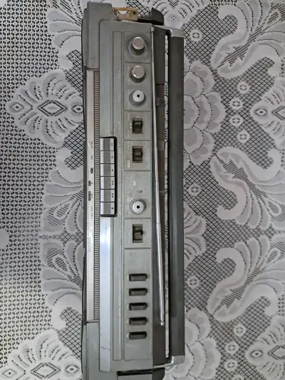 Radio cassette vintage JVC con altavoces integrados - miniatura 3