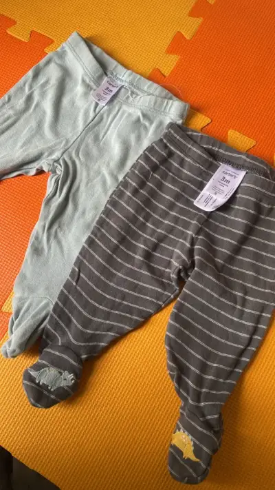 Pantalones de bebé Carter's 3M con pies - miniatura 1