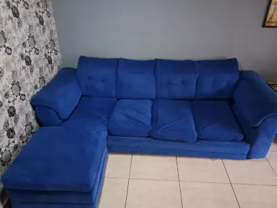 Sofá seccional azul en buen estado - miniatura 1
