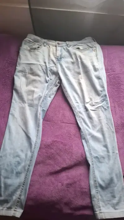 Jeans de mezclilla azul claro para hombre - miniatura 1