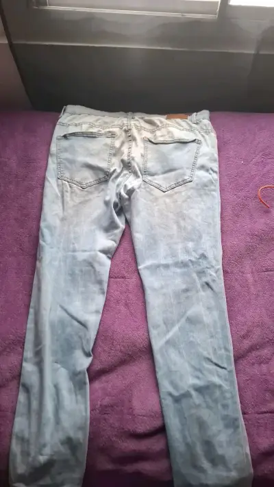 Jeans de mezclilla azul claro para hombre - miniatura 2