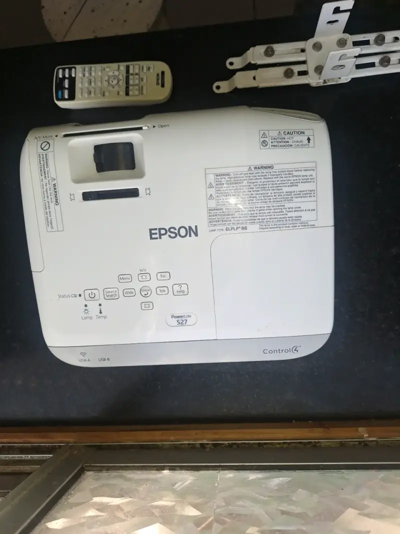 Proyector Epson PowerLite S27 con control remoto - 1