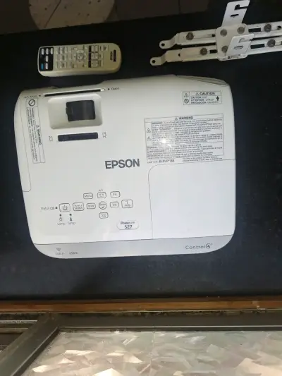 Proyector Epson PowerLite S27 con control remoto - miniatura 1