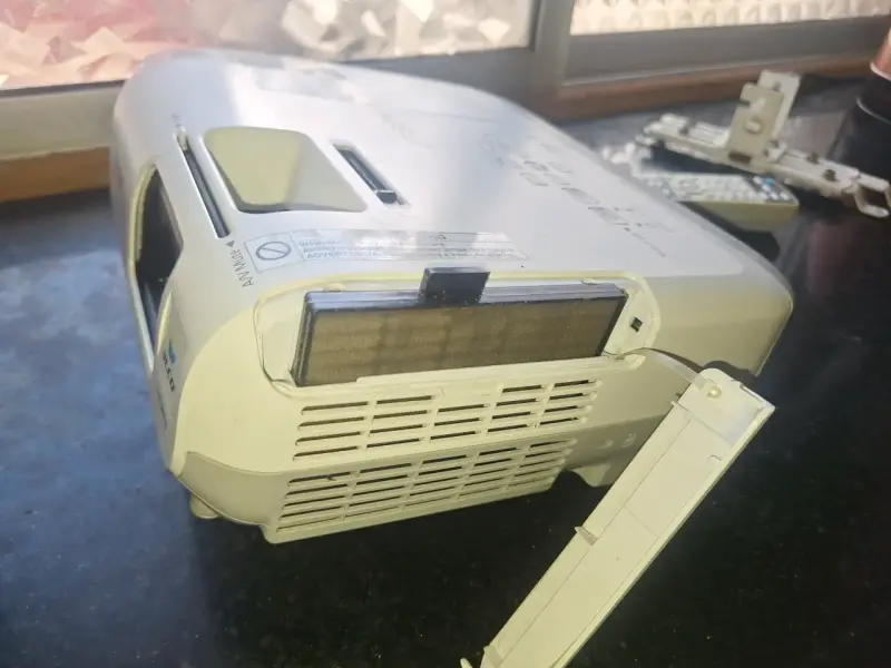 Proyector Epson PowerLite S27 con control remoto - 2
