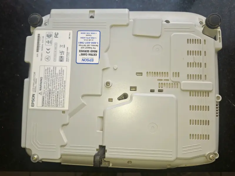Proyector Epson PowerLite S27 con control remoto - 4