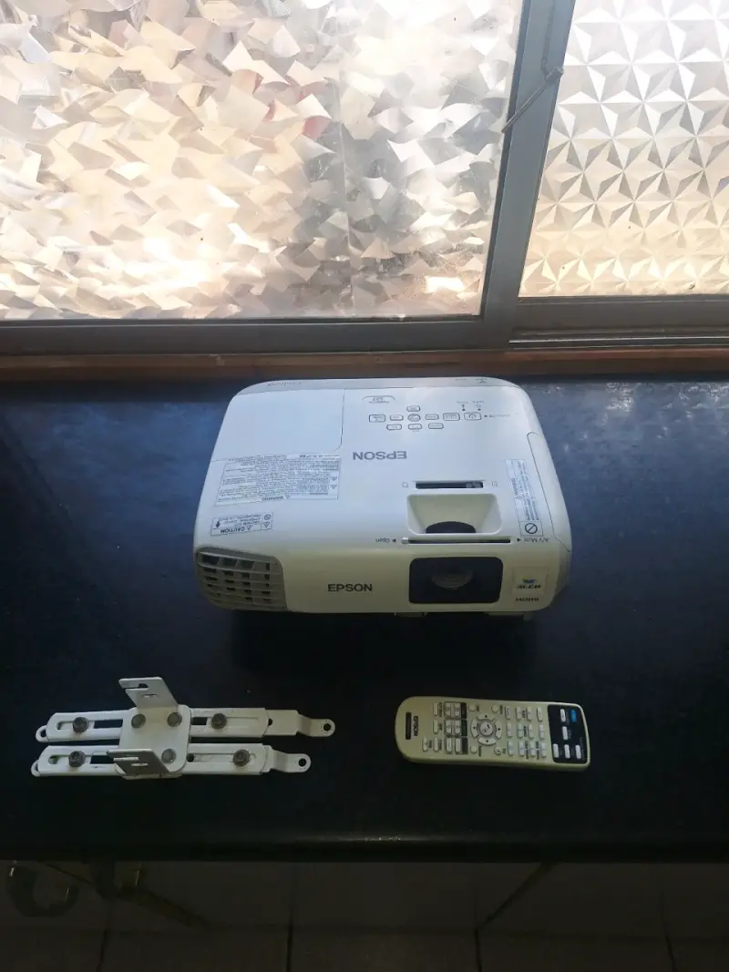 Proyector Epson PowerLite S27 con control remoto - 5