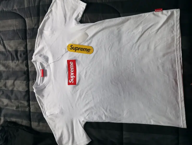 Polera Supreme blanca y negra con logo - 1
