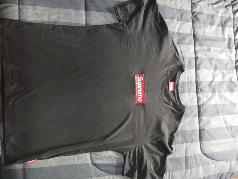 Polera Supreme blanca y negra con logo - 2
