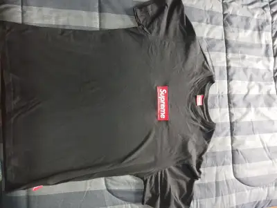 Polera Supreme blanca y negra con logo - miniatura 2