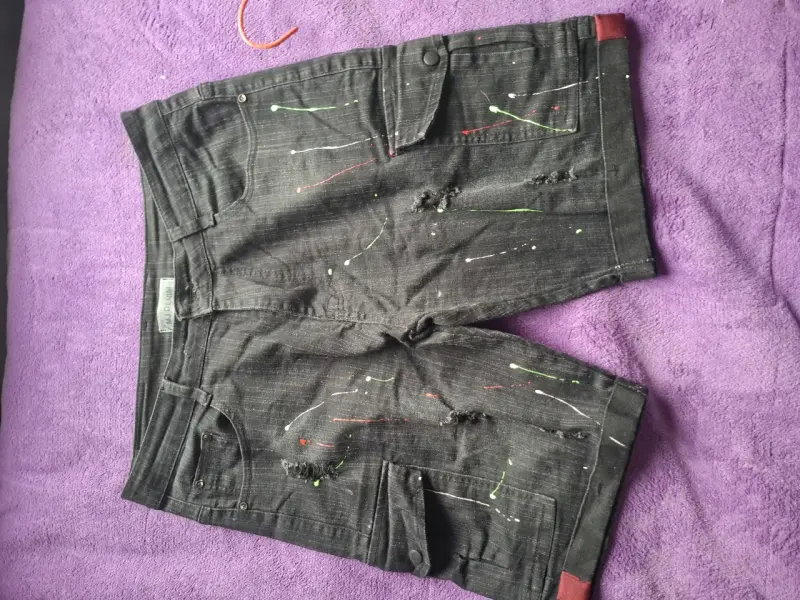 Shorts de mezclilla negros con diseño de pintura - 1
