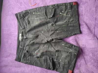 Shorts de mezclilla negros con diseño de pintura - miniatura 1