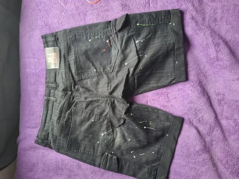 Shorts de mezclilla negros con diseño de pintura - 2