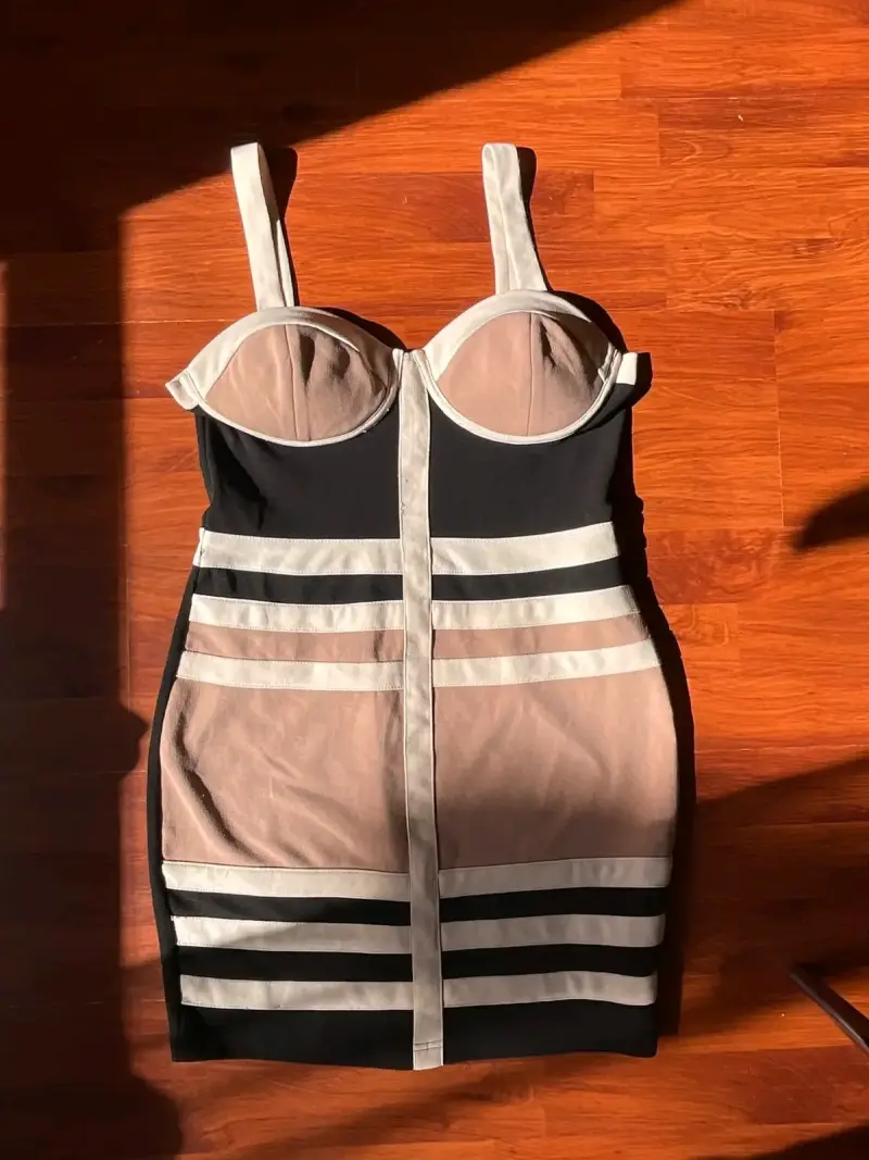 Vestido ajustado con diseño de rayas