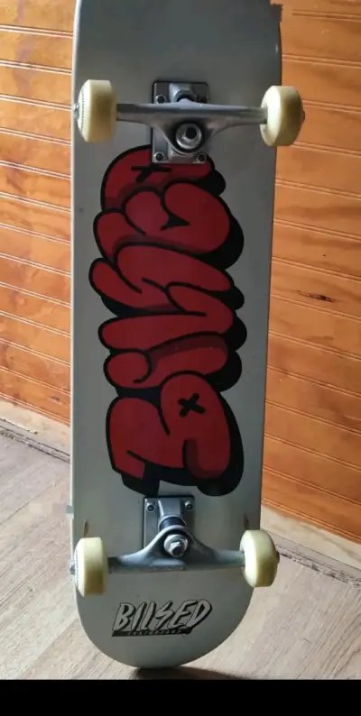 Skateboard Bilked con diseño gráfico - miniatura 1