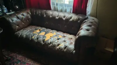 Sofá de cuero marrón desgastado - miniatura 2