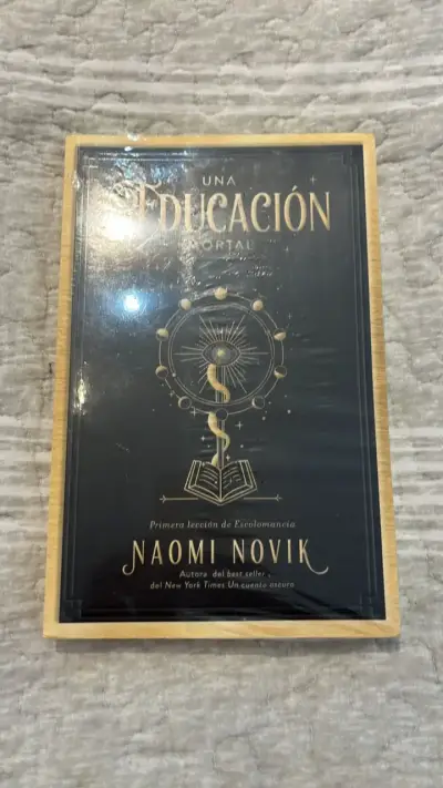Libro 'Una Educación Mortal' de Naomi Novik - miniatura 1