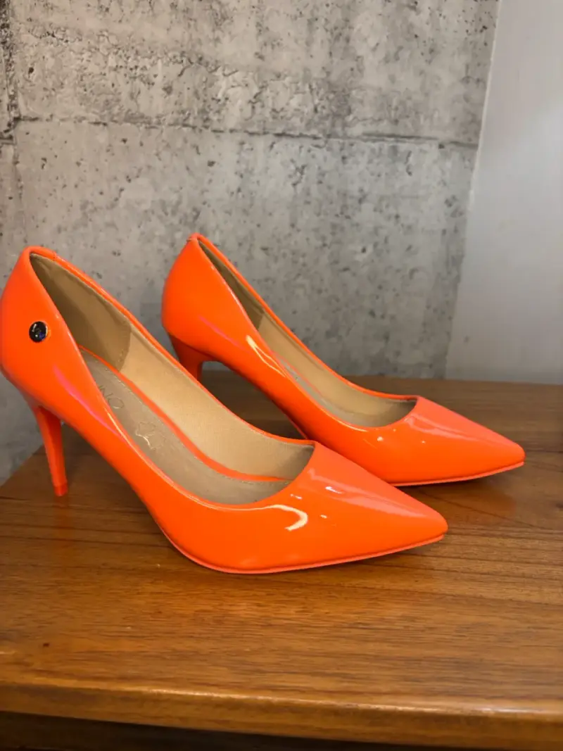 Tacones de charol naranja brillante para mujer - 1
