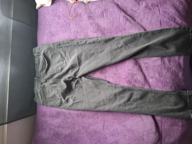 Jeans gris oscuro para hombre en buen estado