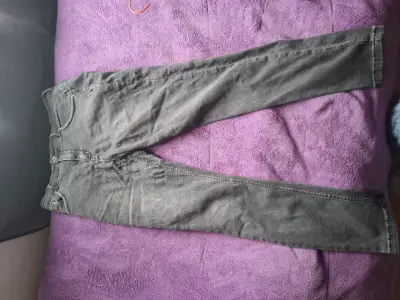 Jeans gris oscuro para hombre en buen estado - miniatura 2
