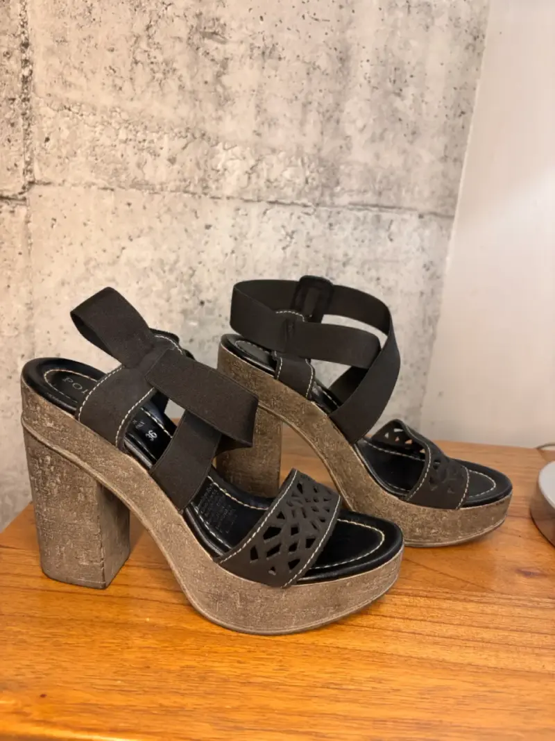 Sandalias de tacón alto negras con diseño cruzado - 1