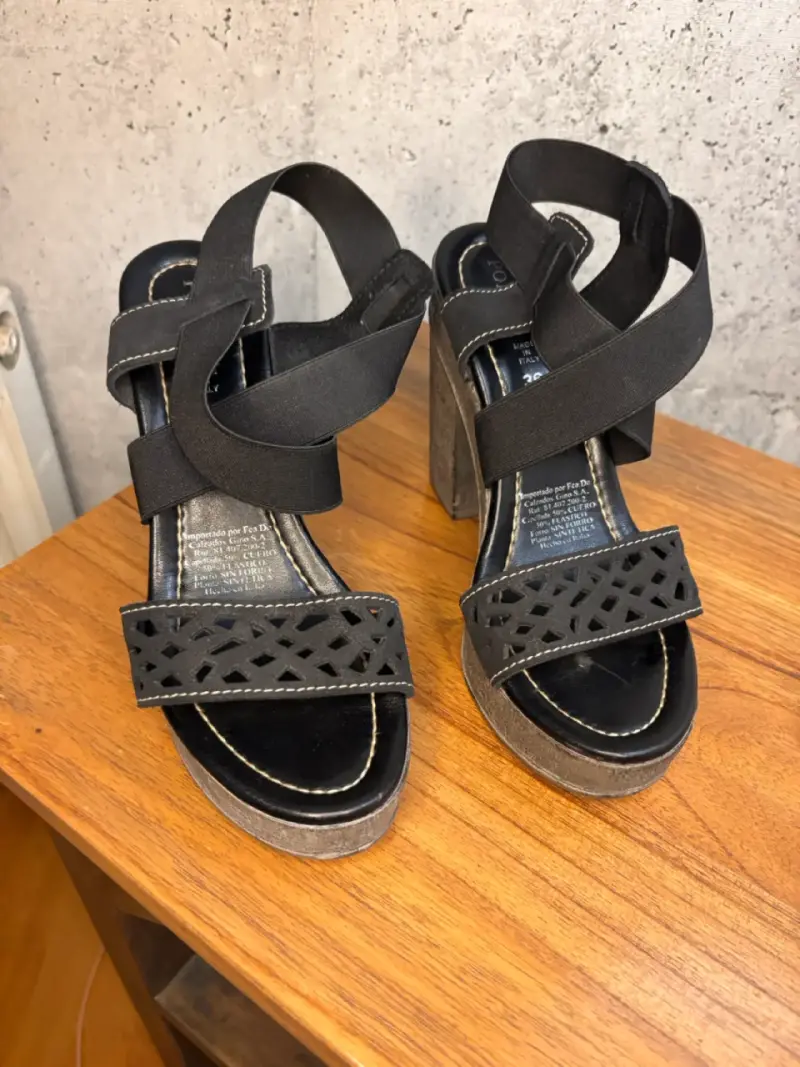 Sandalias de tacón alto negras con diseño cruzado - 2